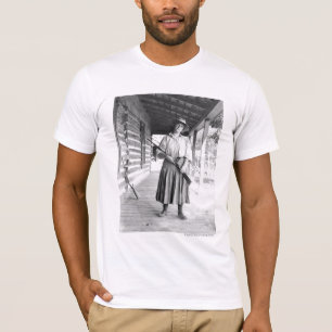T-shirt Femme tenant un fusil sur un porche