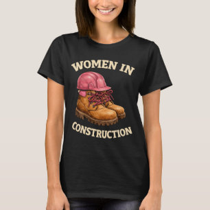 T-shirt Femmes en bottes de travail et casque de construct