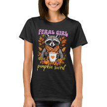 Ferral fille racoon boire du café citrouille