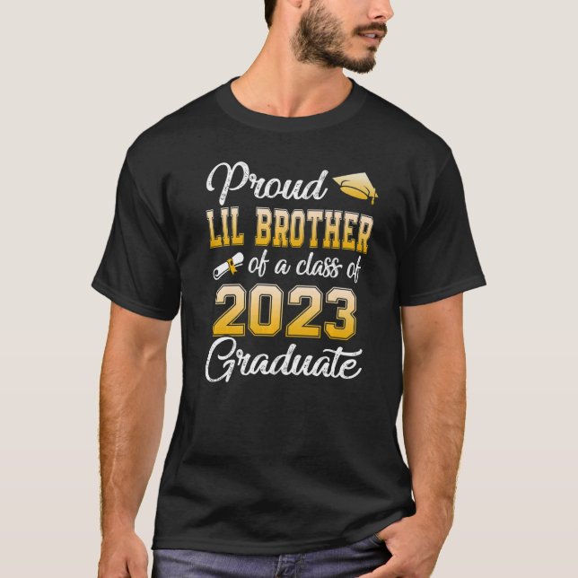 T-shirt Fier Lil Frère D'Une Classe De 2023 Diplômé Seni (Devant)