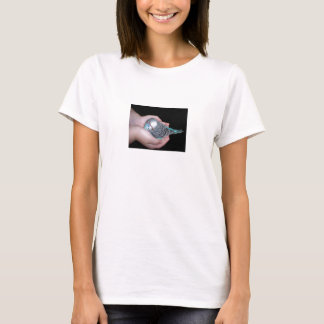T-shirt Fille tenant le bébé de perruche de bébé - chemise