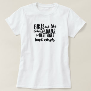 T-shirt filles courbées sur les routes de campagne