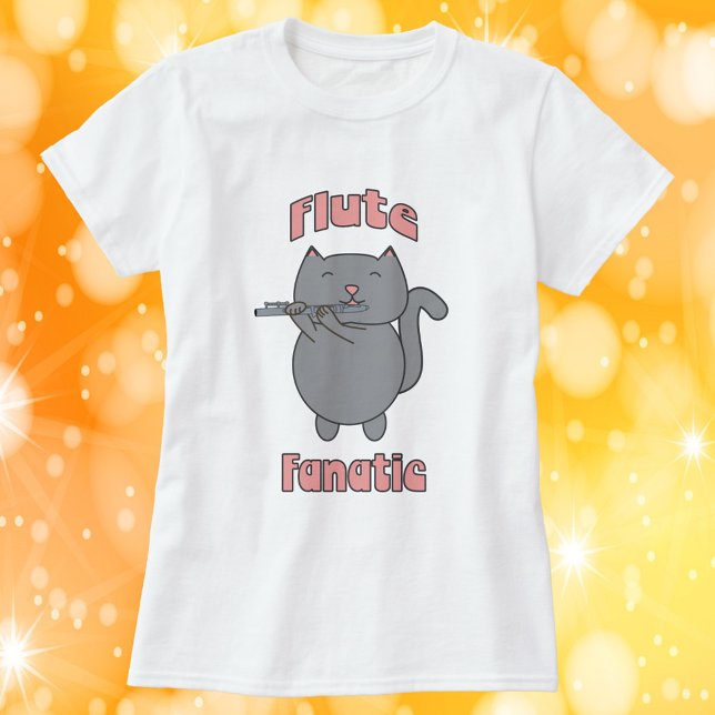 T-shirt Flûte Fantaic Chat Gris Rose (A tshirt with a gray cat playing the flute and the words "Flute Fanatic" in pink.)