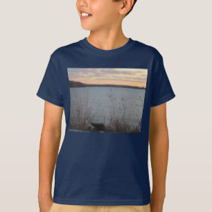 T-shirt foncé pour enfants sur la rive du lac