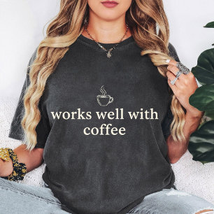 T-shirt Fonctionne bien avec le café Citation drôle pour a