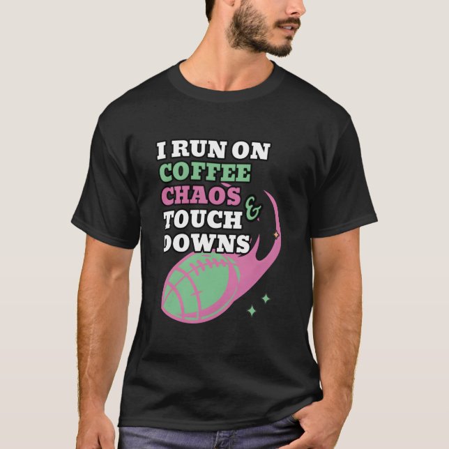 T-shirt Football Mom I Run On Coffee Chaos And Touchdowns (Devant)