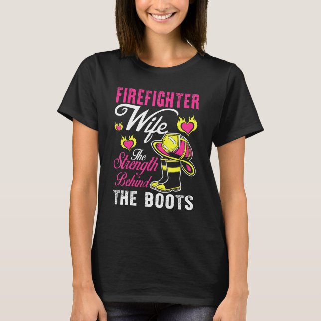 T-shirt Force De La Femme Pompière Derrière Les Bottes Hom (Devant)