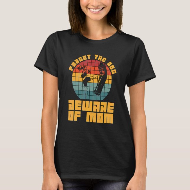 T-shirt Forget The Dog Beware Of Mom Retro Kickboxer Love  (Devant)