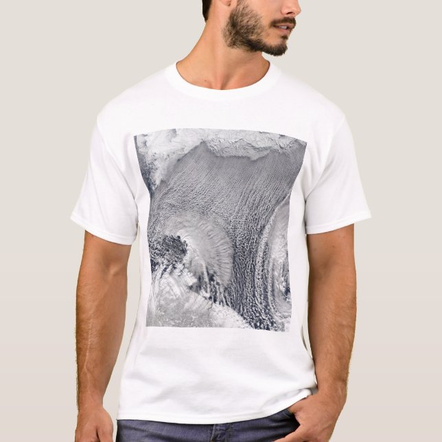T-shirt Formes inhabituelles de nuages au-dessus de la mer (Devant)