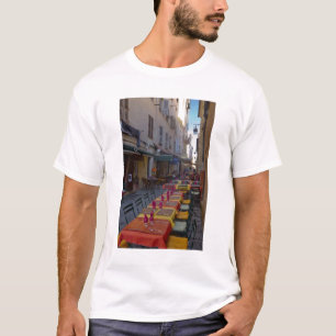 T-shirt France, Corse. Tables de café installées dans une