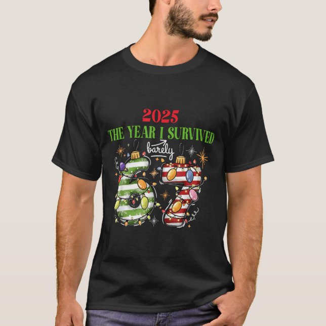T-shirt Funny 2025 The Year I Survived Barely 67 Christmas (Devant)