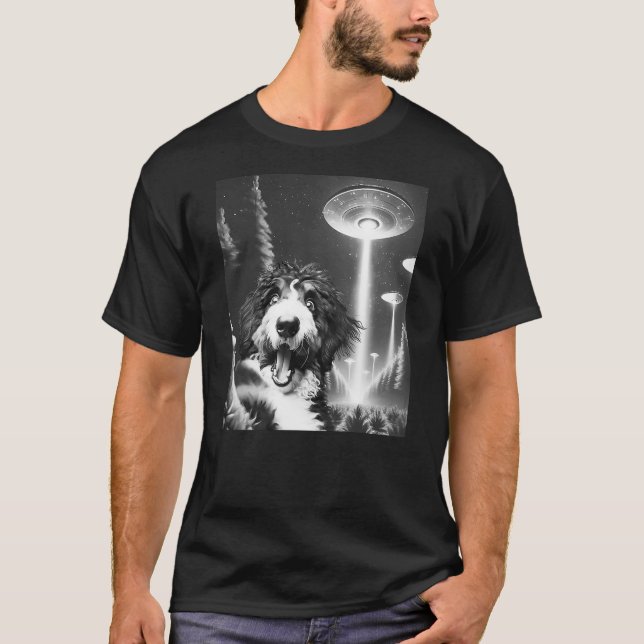 T-shirt Funny Bernedoodle Alien UFO Taking a Selfie Dog Mo (Devant)