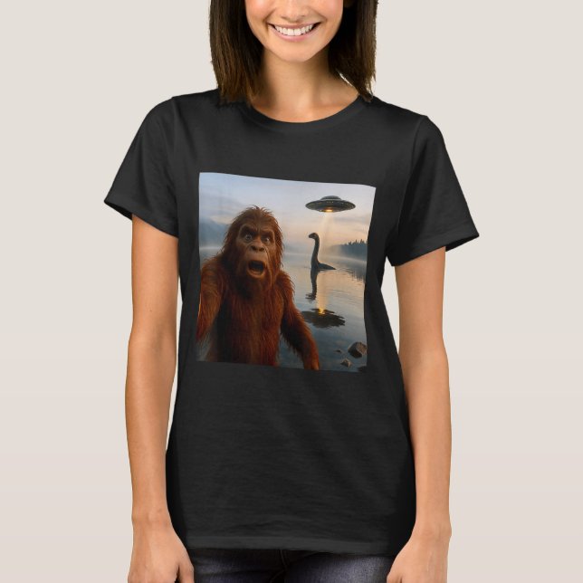 T-shirt Funny Bigfoot Selfie With Loch Ness Monster And Uf (Devant)