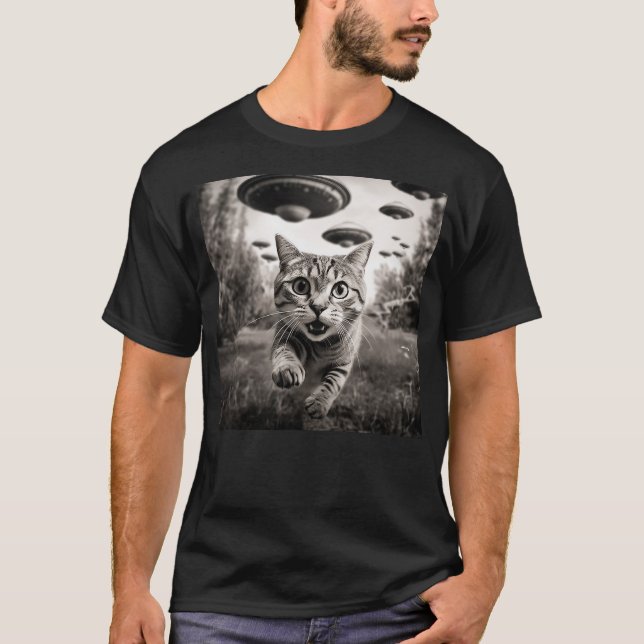 T-shirt Funny Cat Running From Aliens Flying Saucer Spaces (Devant)