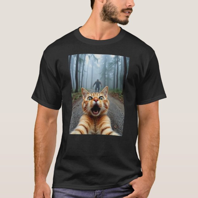 T-shirt Funny Cat Selfie & Sasquatch Graphic V2 (Devant)