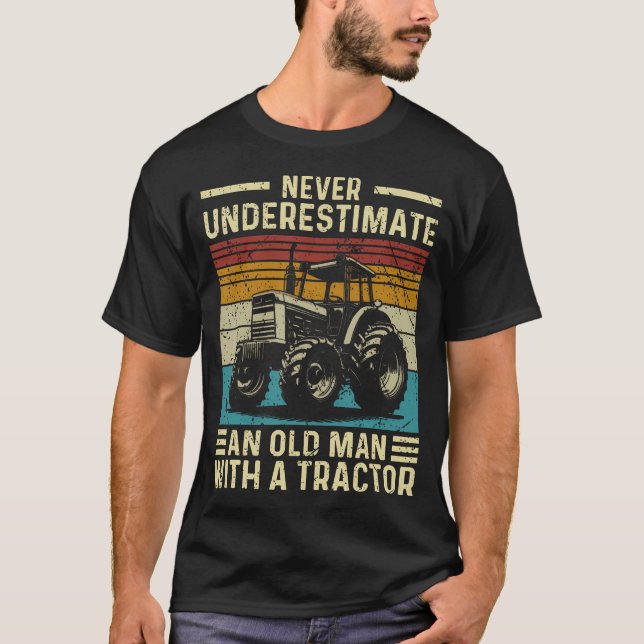 T-shirt Funny Farmer Never Underestimate An Old Man With A (Devant)