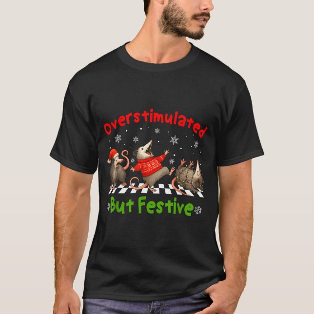 T-shirt Funny Raccoon Overstimulated But Festive Merry Chr (Devant)