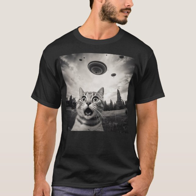 T-shirt Funny Surprised And Scared Cat Selfie With UFO (Devant)