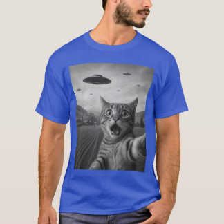 T-shirt Funny Surprised Scared Cat Sie with Alien UFO Cat 