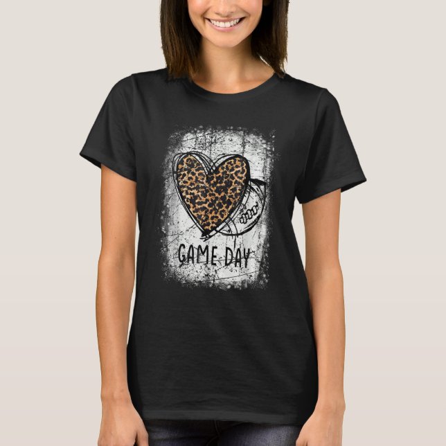 T-shirt game day with leopard heart football  mom bleached (Devant)