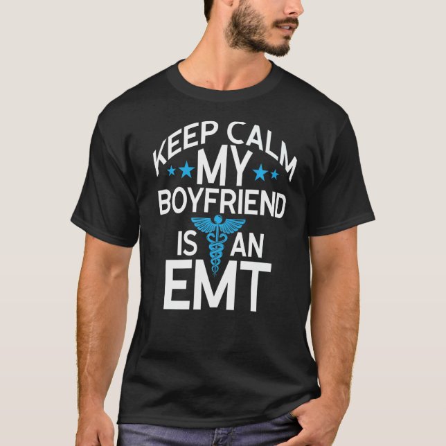 T-shirt Garder Le Calme Mon Petit Ami Est Un Paramètre Emt (Devant)