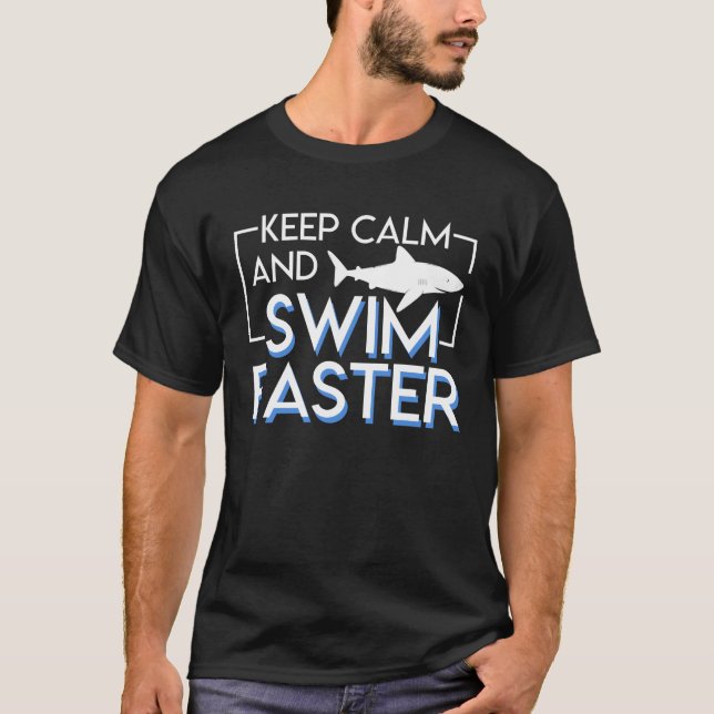 T-shirt Gardez le calme et nagez un requin plus rapide de (Devant)