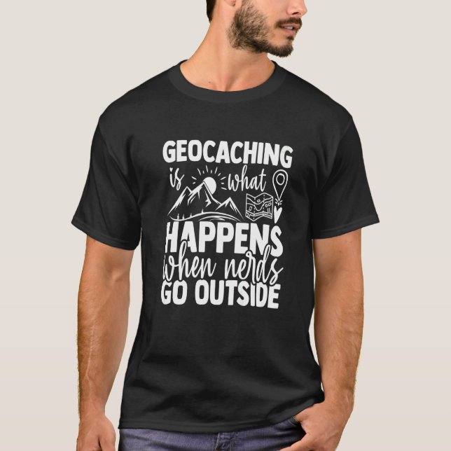 T-shirt Geocaching Happens When Nerds Go Outside  Geocachi (Devant)