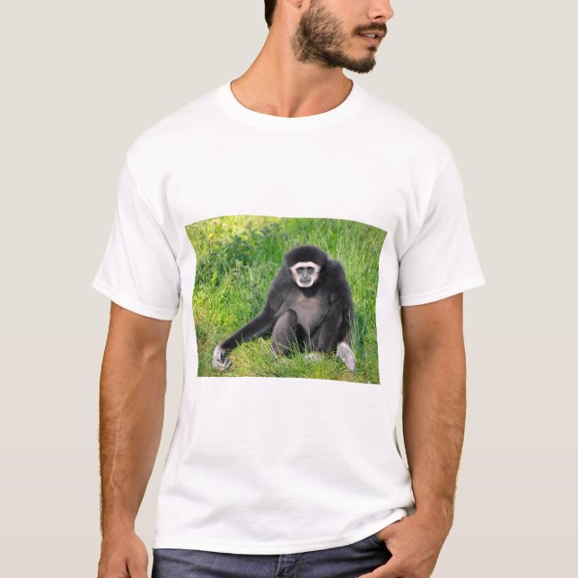 T-shirt Gibbon à main blanche assis sur l'herbe (Devant)