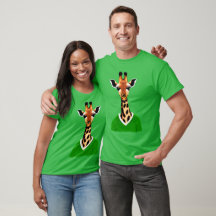 Giraffe mignonne portant un pull vert