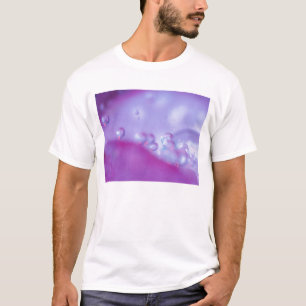 T-shirt Gouttes de rosée sur un pétale de fleur abstrait. 