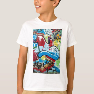 T-shirt Graffiti abstrait sur le mur de briques texturisé