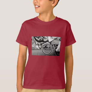 T-shirt graffiti du parc de patinage BMX en noir et blanc