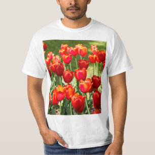 T-shirt Grand champ de tulipes rouges