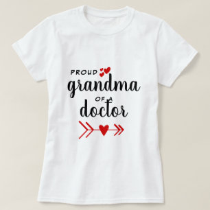 T-shirt Grand-mère fière d'un docteur aux Coeurs rouges