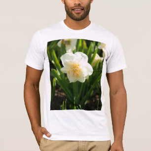 T-shirt Grands narcisses blancs par un jour de printemps