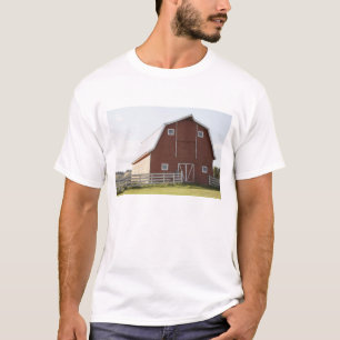 T-shirt Grange dans le paysage rural