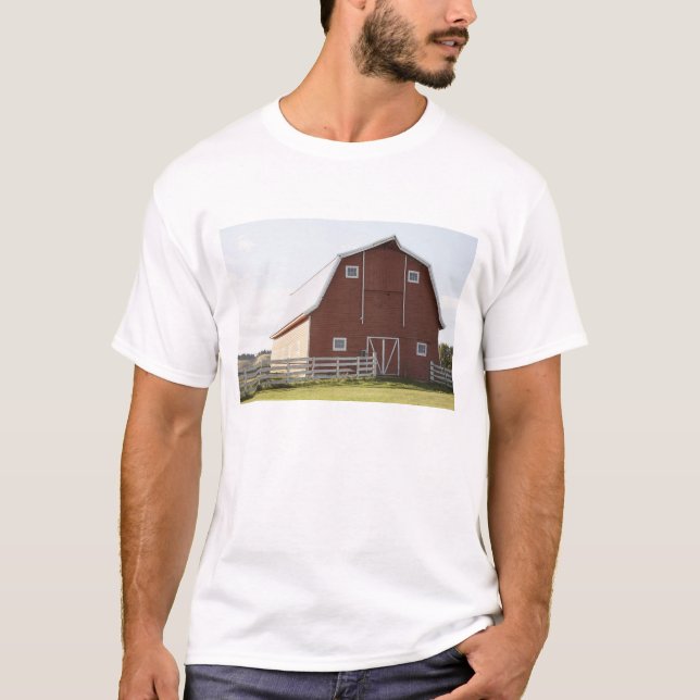T-shirt Grange dans le paysage rural (Devant)