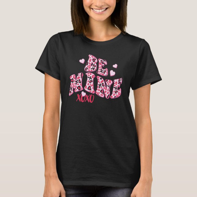 T-shirt Groovy Be Mine Leopard Retro Valentine's Day Pink  (Devant)