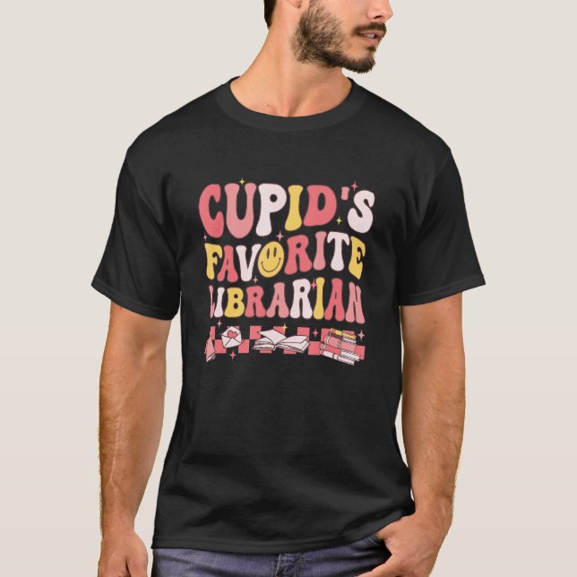 T-shirt Groovy Retro Cupids Favorite Librarian Valentine's (Devant)