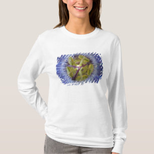 T-shirt Gros plan de fleur de la passion couverte de rosée