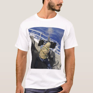 T-shirt Gunners Mate tirant une mitrailleuse de calibre 50