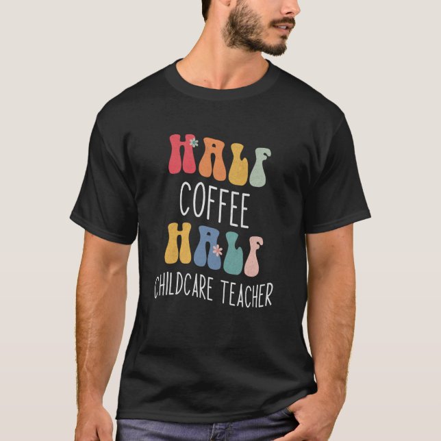 T-shirt Half Coffee Half Childcare Teacher Groovy Inspirat (Devant)