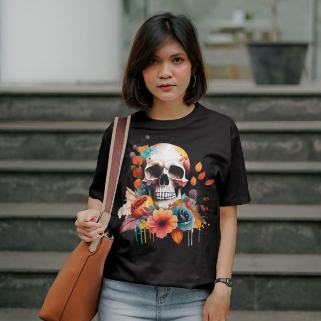 T-shirt Halloween Fleurs d'automne et crâne gothique (Model Wears Halloween Autumn Flowers and Gothic Skull T-Shirt)