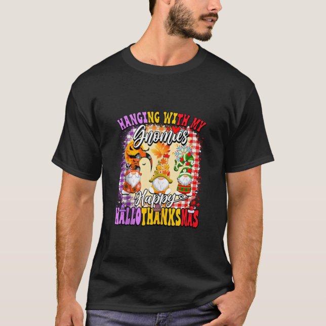 T-shirt Hanging with my Gnomies Happy HalloThanksMas Cute  (Devant)