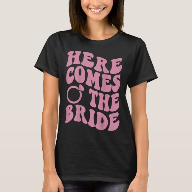T-shirt Here Comes Bride Groovy Groom Engaged Mrs Bachelor (Devant)