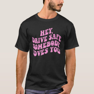 T-shirt Hey Conduire en toute sécurité Quelqu'un vous aime