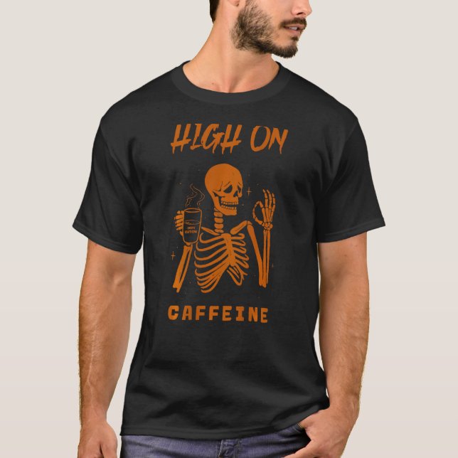 T-shirt High On Caffeine Skeleton Drinking Halloween (Devant)