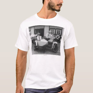T-shirt Hommes sur la moto de Harley Davidson avec le