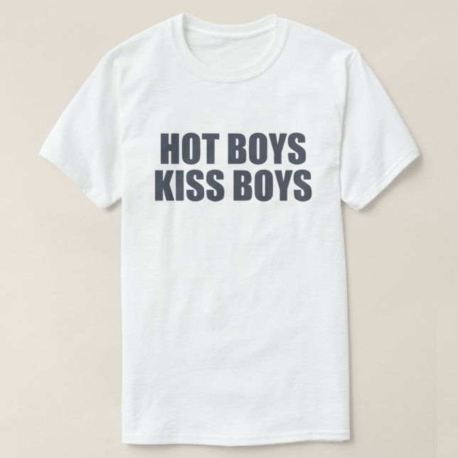 T-shirt Hot Boys Kiss Boys | LGBTQ+ Vêtements de fierté |  (Design devant)