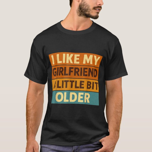 T-shirt I Like My Girlfriend A Little Bit Older Funny Sayi (Devant)